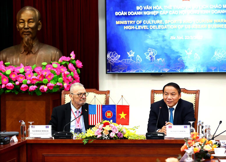 Bộ trưởng Nguyễn Văn Hùng và ông Michael Michalak chủ trì buổi làm việc
